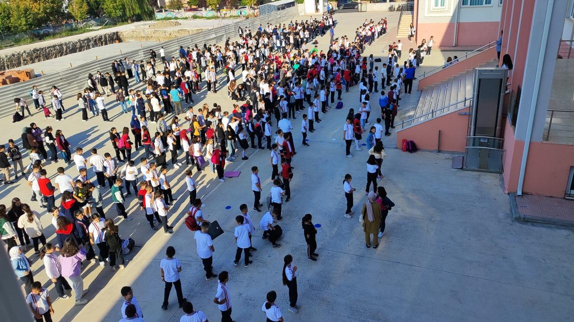 Fevzi Kılıç Ortaokulu Öğrencileri Sabah Sporu Yapıyor. 